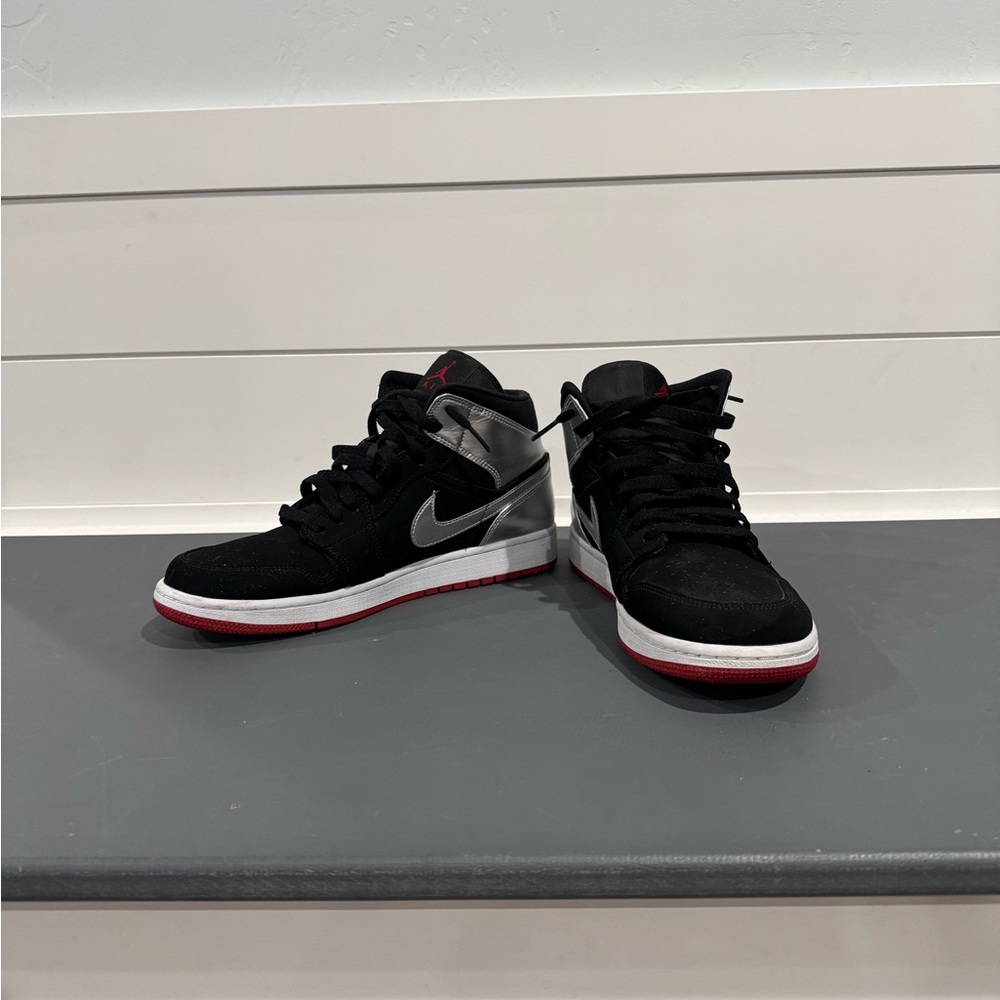 Retro Air Jordan 1 Mid “Metallic Silver”